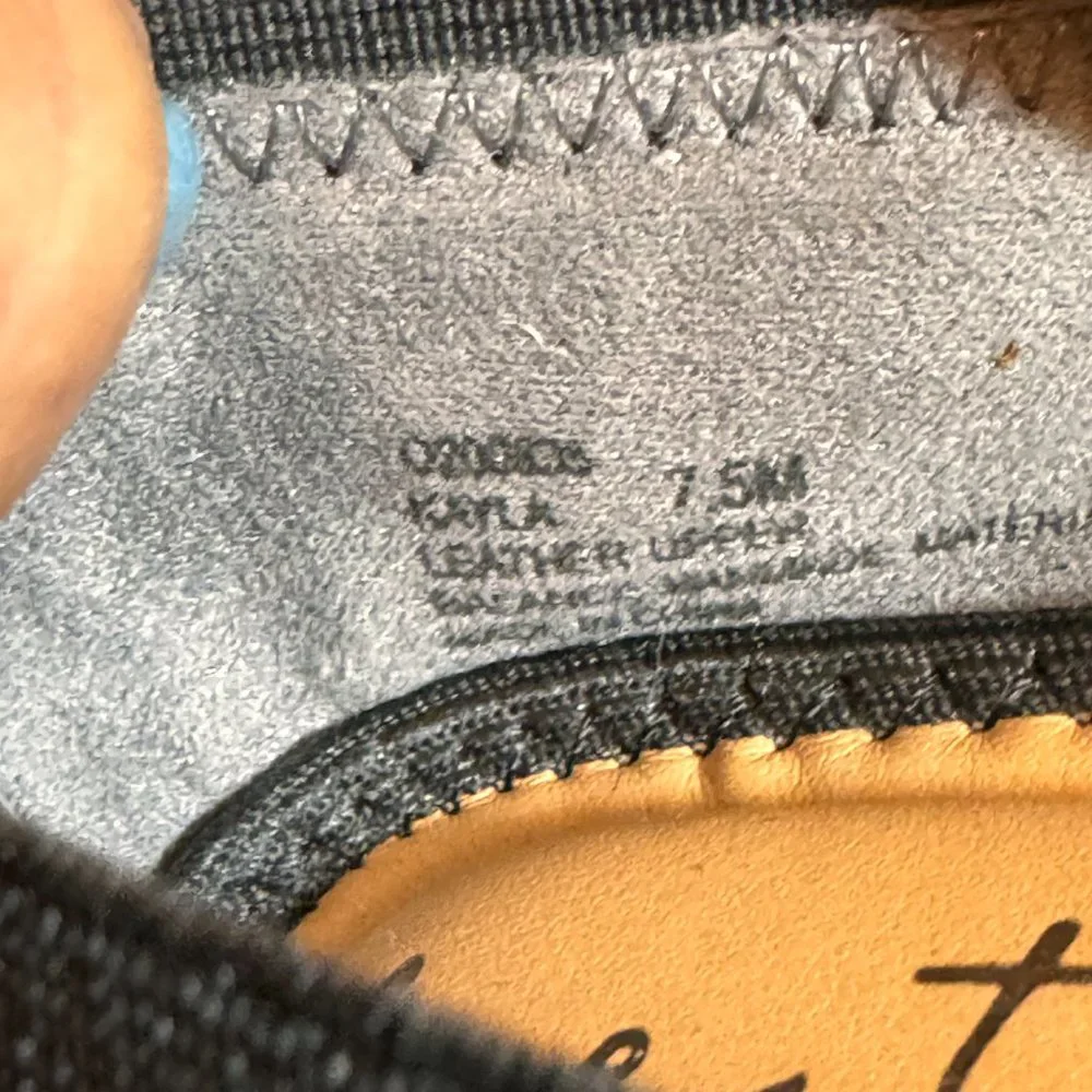 Me Too size 7.5 black leather flats